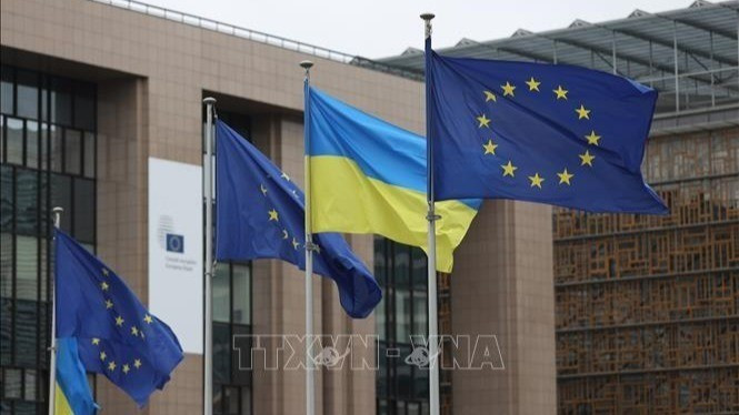 Cờ Liên minh châu Âu và cờ Ukraine tại trụ sở Ủy ban châu Âu ở Brussels, Bỉ. (Ảnh: THX/TTXVN)