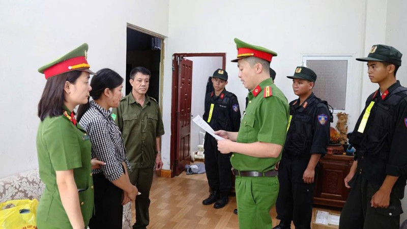 Cơ quan điều tra đọc lệnh khám xét nhà đối tượng Trần Ngọc Bình.