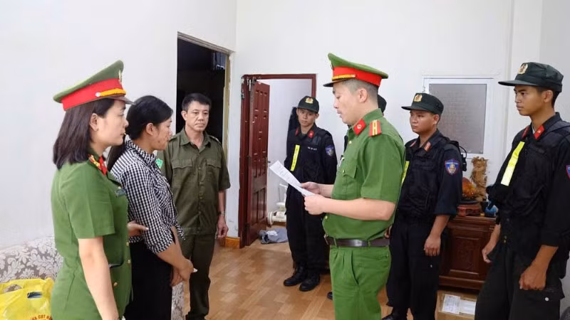 Cơ quan điều tra đọc lệnh khám xét nhà đối tượng Trần Ngọc Bình.