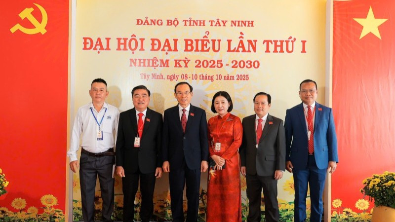 Đồng chí Nguyễn Văn Nên, Ủy viên Bộ Chính trị, Thường trực Tiểu ban Văn kiện Đại hội XIV của Đảng (thứ 3 từ trái sang phải) chụp ảnh cùng đại biểu.