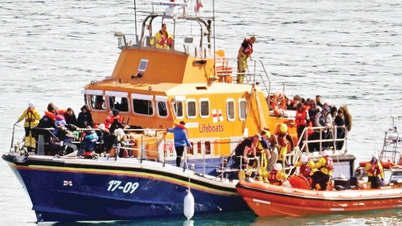 Giải cứu người di cư gặp nạn tại eo biển Manche. (Ảnh PA)