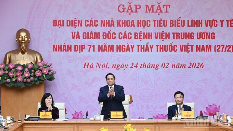 Thủ tướng Chính phủ Phạm Minh Chính chủ trì buổi gặp mặt đại diện các nhà khoa học tiêu biểu lĩnh vực y tế và Giám đốc các bệnh viện trung ương nhân dịp kỷ niệm 71 năm Ngày Thầy thuốc Việt Nam. (Ảnh: TRẦN HẢI)