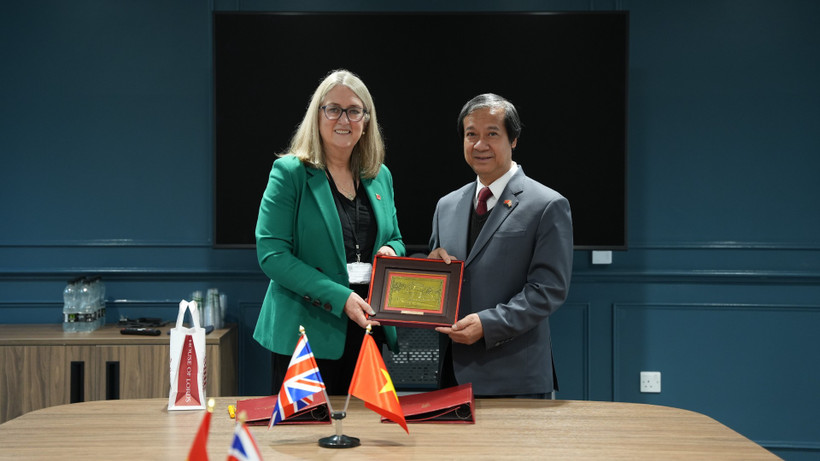 Bộ trưởng Nguyễn Kim Sơn và Thứ trưởng Jacqui Smith trao quà lưu niệm. (Ảnh: TTXVN)