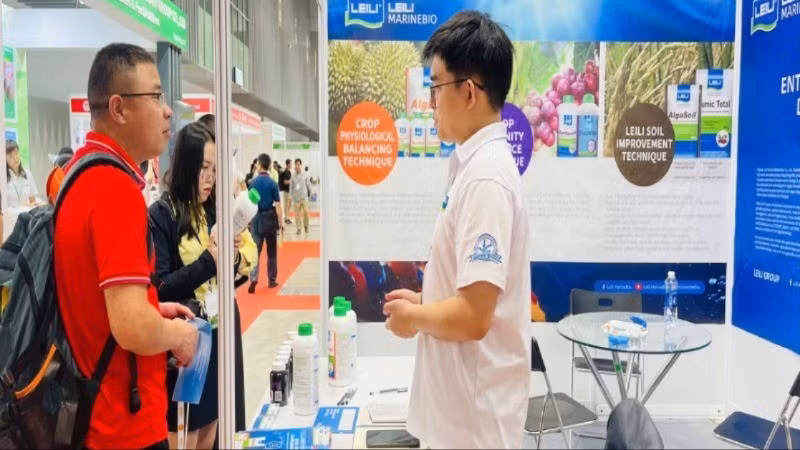 Khách tham quan triển lãm. 