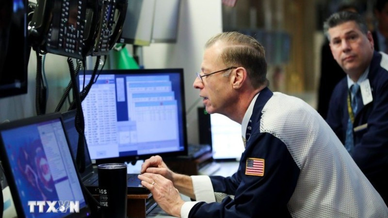 Giao dịch viên tại sàn chứng khoán New York, Mỹ. (Ảnh: THX/TTXVN)