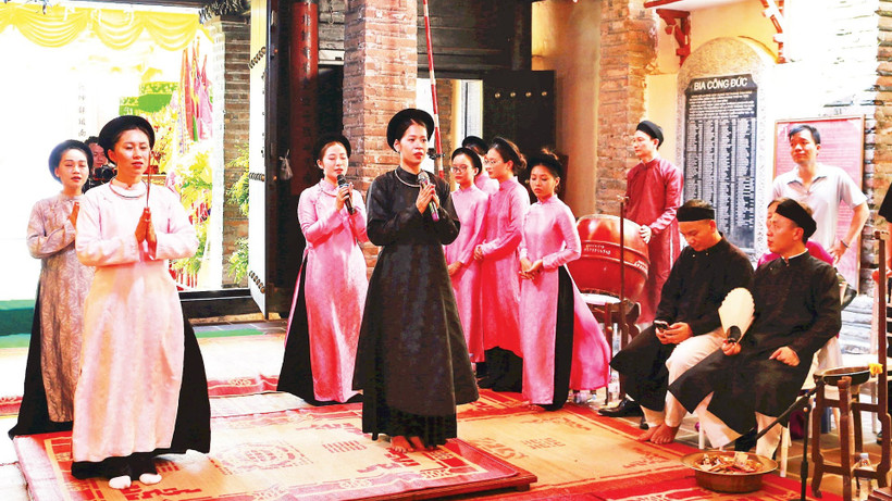 Các ca nương diễn xướng trong phần dâng hương trong khuôn khổ canh hát cửa đình.