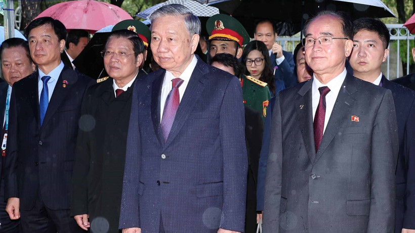 Tổng Bí thư Tô Lâm dự Lễ khánh thành Tượng đài Chủ tịch Hồ Chí Minh trong khuôn viên Đại sứ quán Việt Nam tại Triều Tiên. (Ảnh: TTXVN)