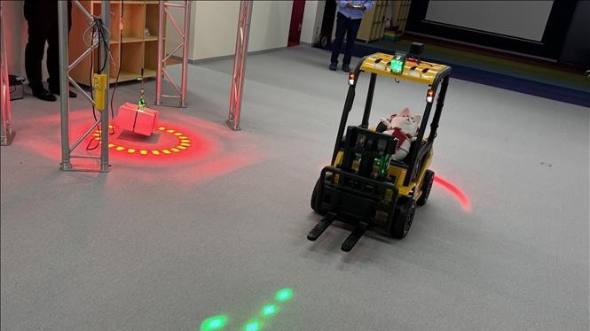 Ứng dụng đèn HoloLight trong bảo đảm an toàn lao động tại kho xưởng. (Ảnh: Phạm Tuân/PV TTXVN tại Nhật Bản)