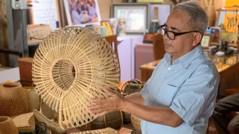 Nghệ nhân Nguyễn Văn Tĩnh giới thiệu sản phẩm mang tên “Bộ ốc bằng tre”.