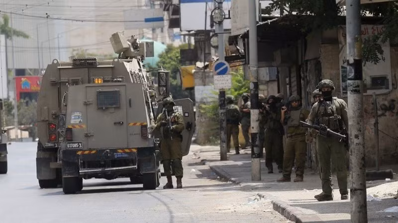 Các lực lượng Israel được triển khai tại thành phố Nablus, Bờ Tây. (Ảnh: THX/TTXVN)