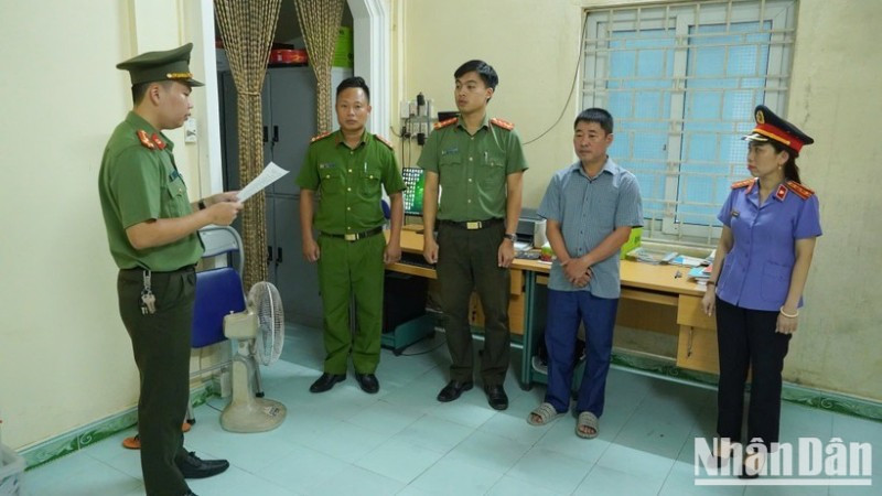 Cơ quan An ninh điều tra thi hành quyết định khởi tố bị can và lệnh bắt tạm giam đối với Nguyễn Khương Hoàng về tội “Trốn thuế”.