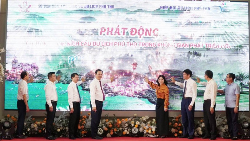 Các đồng chí lãnh đạo tỉnh Phú Thọ thực hiện nghi thức bấm nút phát động chương trình kích cầu du lịch Phú Thọ.