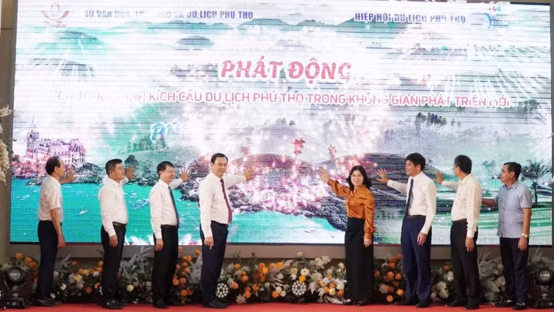 Các đồng chí lãnh đạo tỉnh Phú Thọ thực hiện nghi thức bấm nút phát động chương trình kích cầu du lịch Phú Thọ.