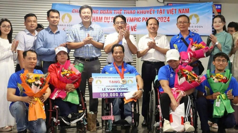 Lãnh đạo Sở Văn hóa và Thể thao Thành phố Hồ Chí Minh đón lực sĩ Lê Văn Công đoạt Huy chương đồng Paralympic Paris 2024.