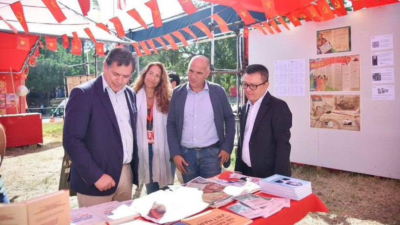 Tổng Bí thư PCP Paulo Raimundo và Trưởng ban Đối ngoại PCP Pedro Guerreiro thăm Gian trưng bày do Báo Nhân Dân tổ chức tại Hội báo Avante 2025. (Ảnh KHẢI HOÀN-MINH DUY)