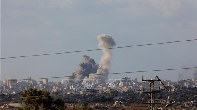 Khói bốc lên sau cuộc không kích của Israel xuống thành phố Gaza, ngày 25/9/2025. (Ảnh: THX/TTXVN)