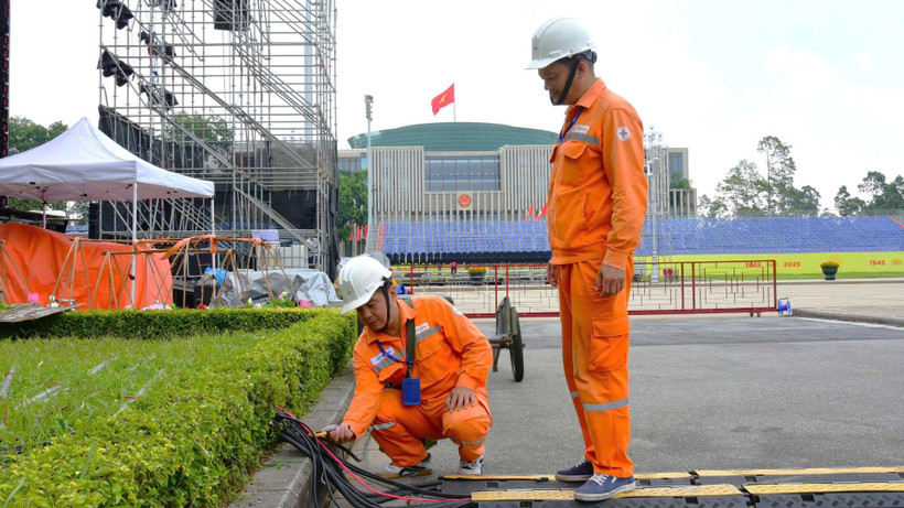 Kiểm tra việc bảo đảm cấp điện phục vụ các sự kiện chính trị quan trọng tại Hà Nội. (Ảnh: Việt Anh/Icon.com.vn)
