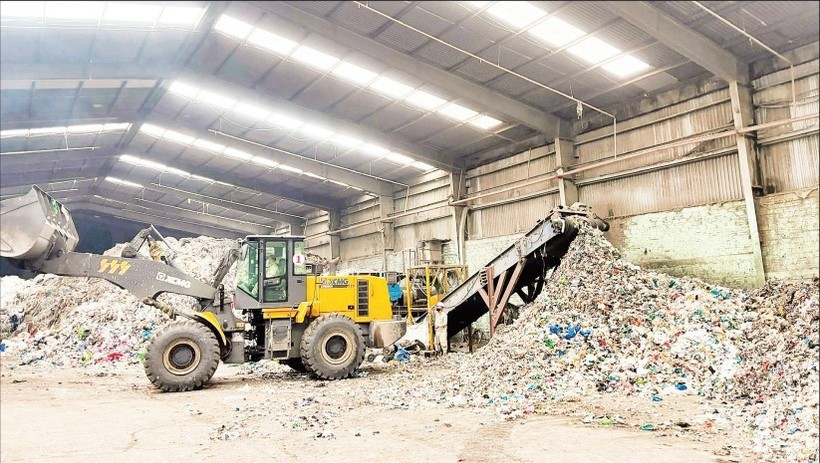 Kho chứa rác nguyên liệu tại Nhà máy xi-măng Lam Thạch (Quảng Ninh). (Ảnh HOÀNG QUÂN)