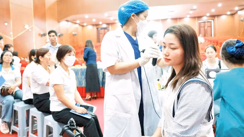 Liên đoàn Lao động thành phố Hà Nội tổ chức khám sức khỏe cho công nhân, lao động nhân Tháng Công nhân 2025. (Ảnh: NGUYỄN HẢI)