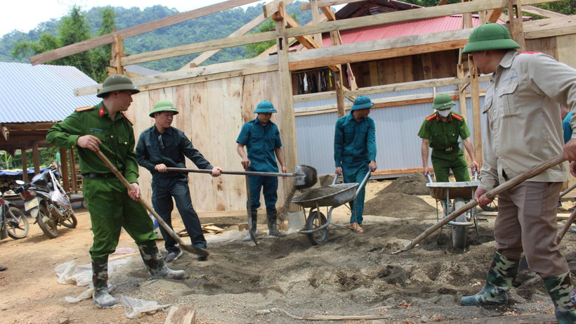 Ra quân hỗ trợ xóa nhà tạm cho hộ nghèo tại xã Cao Minh, tỉnh Thái Nguyên. (Ảnh: TUẤN SƠN)
