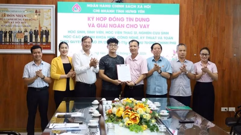 Chi nhánh Ngân hàng Chính sách xã hội tỉnh Hưng Yên ký hợp đồng cho đối tượng được vay vốn ưu đãi theo Quyết định số 29 của Thủ tướng Chính phủ.