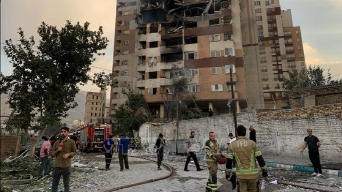 Tòa nhà tại Tehran, Iran bị hư hại sau cuộc không kích của Israel. (Ảnh minh họa: THX/TTXVN)