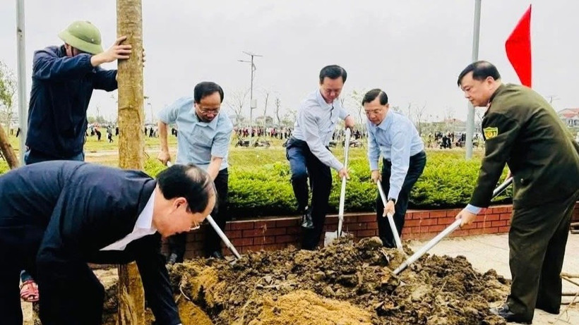 Đồng chí Bí thư Tỉnh ủy Hà Tĩnh cùng đông đảo các tầng lớp nhân dân trên địa bàn phường Sông Trí tham gia trồng cây xanh, góp phần cải tạo cảnh quan môi trường.