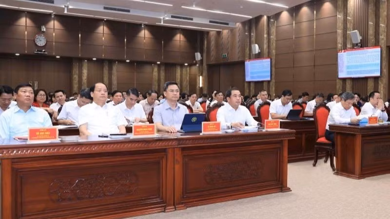 Các đại biểu dự hội nghị triển khai các Chương trình hành động của Ban Thường vụ Thành ủy Hà Nội thực hiện Nghị quyết Hội nghị lần thứ hai. (Ảnh: QUANG THÁI)