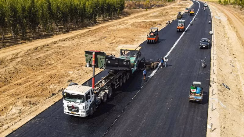 Triển khai thảm bê-tông nhựa mặt đường tuyến cao tốc bắc-nam đoạn Vĩnh Hảo-Phan Thiết. (Ảnh: HẢI KHÁNH)