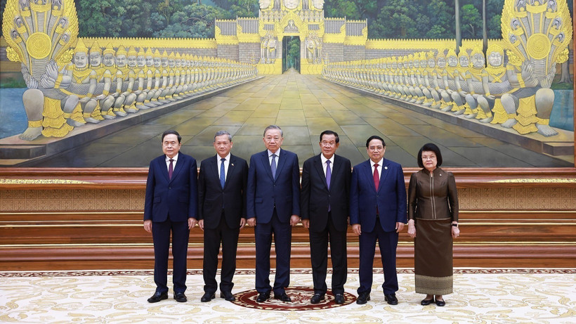 Chủ tịch Đảng Nhân dân Campuchia Samdech Techo Hun Sen đón Tổng Bí thư Tô Lâm và đoàn đại biểu cấp cao Việt Nam dự Quốc yến chào mừng. (Ảnh: Dương Giang/TTXVN)