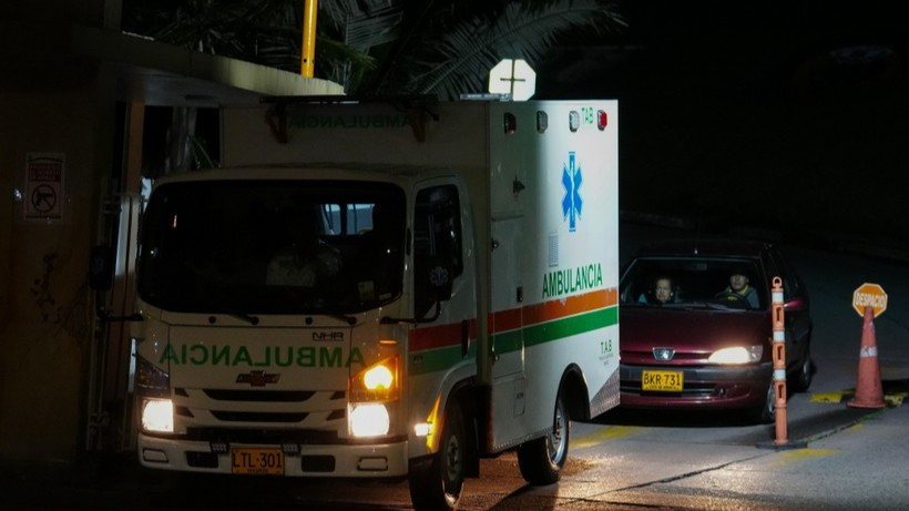 Xe cứu thương chuyển nạn nhân bị thương trong vụ rơi máy bay quân sự tới bệnh viện ở Bogota, Colombia, ngày 23/3/2026. (Ảnh: THX/TTXVN)