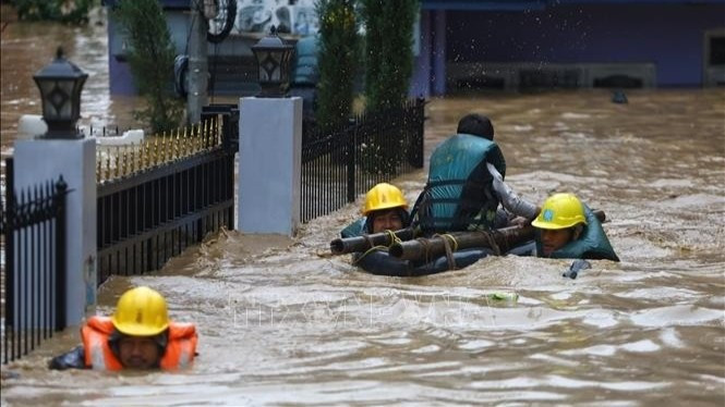 Lực lượng cứu hộ hỗ trợ người dân sơ tán khỏi khu vực ngập lụt tại Lalitpur, Nepal. (Ảnh tư liệu: THX/TTXVN)