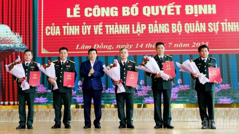 Đồng chí Y Thanh Hà Niê Kđăm, Ủy viên Trung ương Đảng, Bí thư Tỉnh ủy, Trưởng Đoàn đại biểu Quốc hội tỉnh Lâm Đồng, Bí thư Đảng ủy Quân sự tỉnh trao các quyết định bổ nhiệm nhân sự Đảng ủy Quân sự tỉnh.