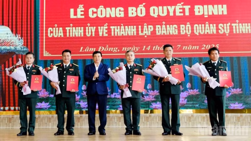 Đồng chí Y Thanh Hà Niê Kđăm, Ủy viên Trung ương Đảng, Bí thư Tỉnh ủy, Trưởng Đoàn đại biểu Quốc hội tỉnh Lâm Đồng, Bí thư Đảng ủy Quân sự tỉnh trao các quyết định bổ nhiệm nhân sự Đảng ủy Quân sự tỉnh.