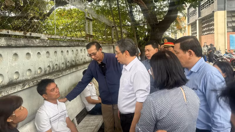 Đoàn Công tác thăm hỏi gia đình nạn nhân trong vụ hỏa hoạn. (Ảnh: HỒNG PHÚC)