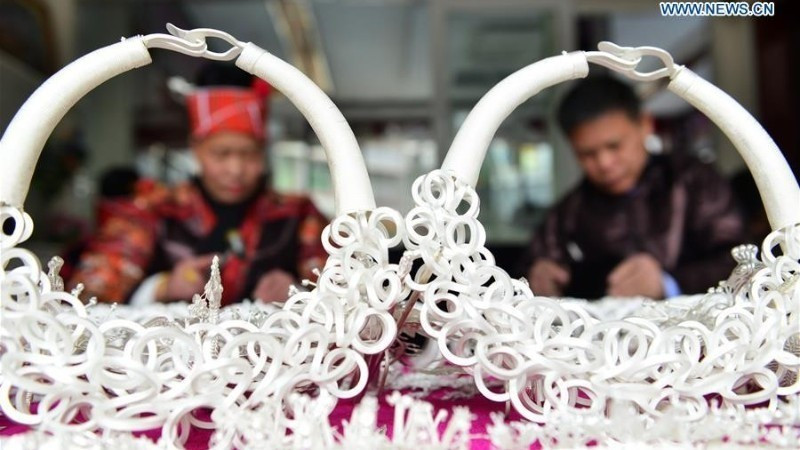 Các thợ thủ công chế tác trang sức bạc tại một cửa hàng bạc ở tỉnh Quý Châu, tây nam Trung Quốc. (Ảnh: Xinhua)