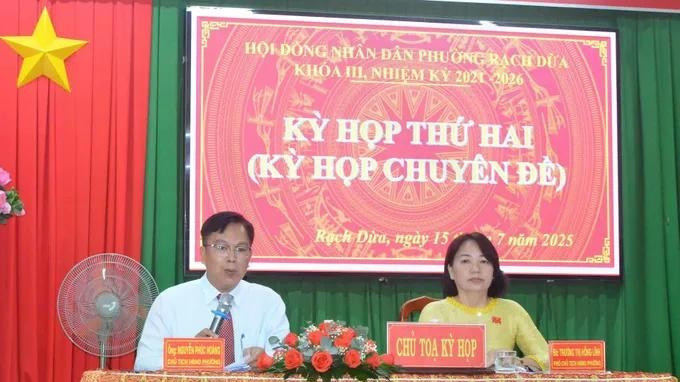 Chủ tọa kỳ họp điều hành phần thảo luận nội dung các nghị quyết.