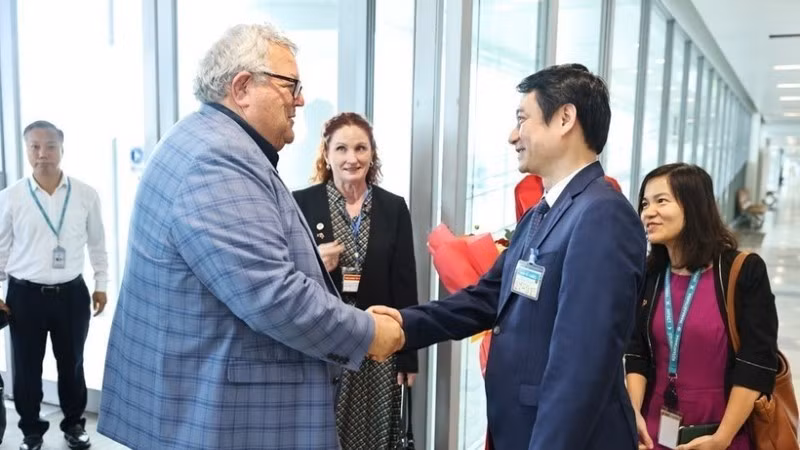 Thứ trưởng Ngoại giao Lê Anh Tuấn đón Chủ tịch Quốc hội New Zealand Gerry Brownlee tại sân bay quốc tế Nội Bài. (Ảnh: TTXVN) 