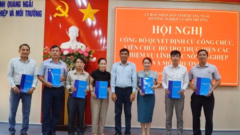 Công chức, viên chức thuộc Sở Nông nghiệp và Môi trường tỉnh Quảng Ngãi nhận quyết định biệt phái về cơ sở hỗ trợ các địa phương thực hiện nhiệm vụ quản lý nhà nước lĩnh vực nông nghiệp và môi trường. 