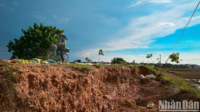 Đê bối dẫn vào thôn Đồng Đạo, xã Hợp Thịnh (Bắc Ninh) bị nước lũ khoét sâu làm hỏng cả phần bê tông.