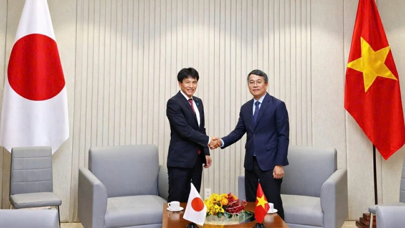 Thứ trưởng Thường trực Bộ Ngoại giao Nguyễn Minh Vũ tiếp Hạ Nghị sĩ, Thứ trưởng Ngoại giao Nhật Bản Shimada Tomoaki tại cuộc gặp bên lề Lễ hội Việt-Nhật lần thứ 11. (Ảnh: Bộ Ngoại giao)