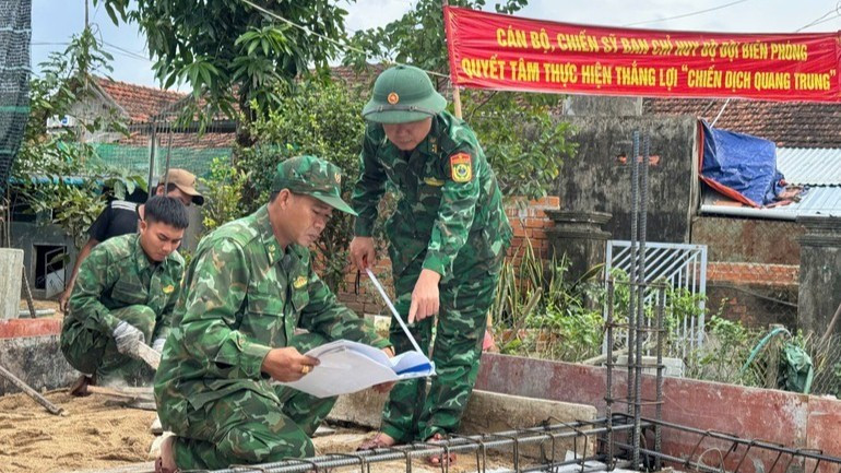 Cán bộ chiến sĩ Ban chỉ huy Bộ đội biên phòng tỉnh Đắk Lắk xây nhà cho người dân.