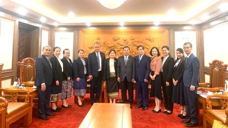 Các đại biểu chụp ảnh kỷ niệm.