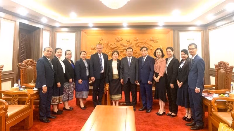 Các đại biểu chụp ảnh kỷ niệm.