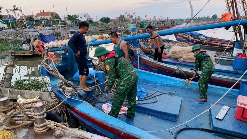 Bộ đội Biên phòng thành phố Hải Phòng cùng người dân tích cực phòng chống bão.