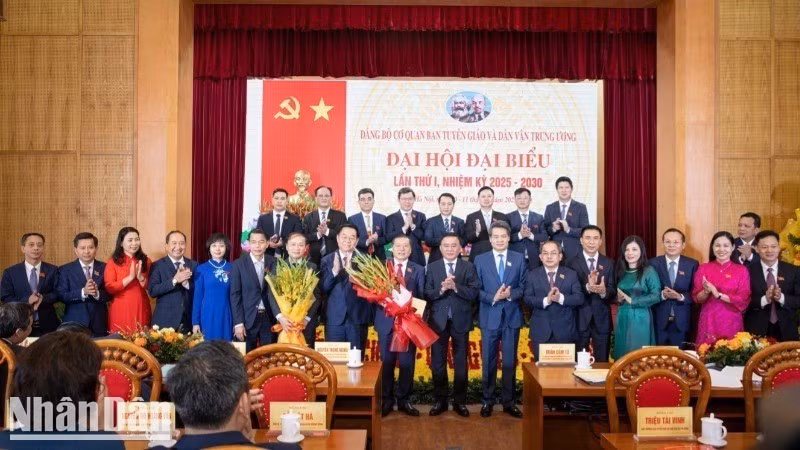 Đồng chí Trần Cẩm Tú và đồng chí Nguyễn Trọng Nghĩa chúc mừng Ban Chấp hành Đảng bộ cơ quan Ban Tuyên giáo và Dân vận Trung ương nhiệm kỳ 2025-2030. (Ảnh: SƠN TÙNG)