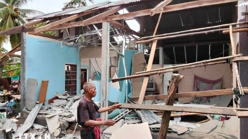 Một ngôi nhà ở tỉnh Ubon Ratchathani, Thái Lan, bị phá hủy do trúng đạn pháo trong xung đột biên giới với Campuchia. (Nguồn: THX/TTXVN)