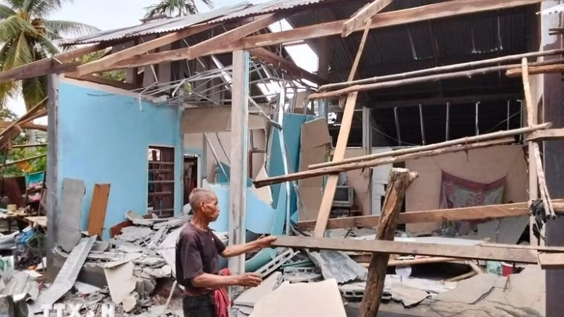 Một ngôi nhà ở tỉnh Ubon Ratchathani, Thái Lan, bị phá hủy do trúng đạn pháo trong xung đột biên giới với Campuchia. (Nguồn: THX/TTXVN)