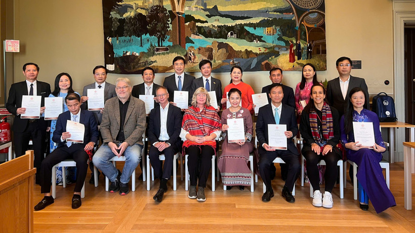 Đại diện Đại học Uppsala trao chứng chỉ cho các học viên.