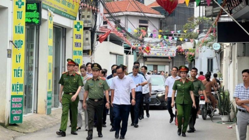 Giám đốc Công an thành phố Hà Nội và đoàn công tác đi kiểm tra thực tế đột xuất.